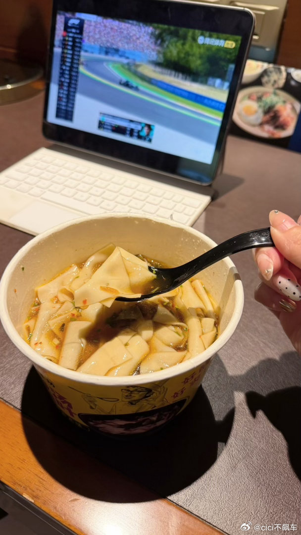 第一次吃到这种用勺子吃的方便面，酸汤面叶有点意思配F1比赛服用很酸爽 