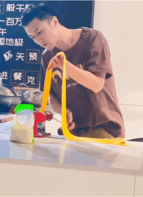 谢霆锋这一路的酸甜辣又有谁知道 谢霆锋这一路的酸甜辣又有谁知道，除了自己知道，吃