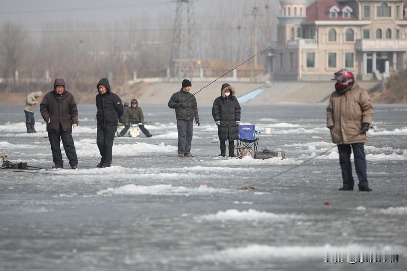 【13岁女孩冰窟救人！学校为她申报见义勇为】

12月7日，山东济南。一名5岁男