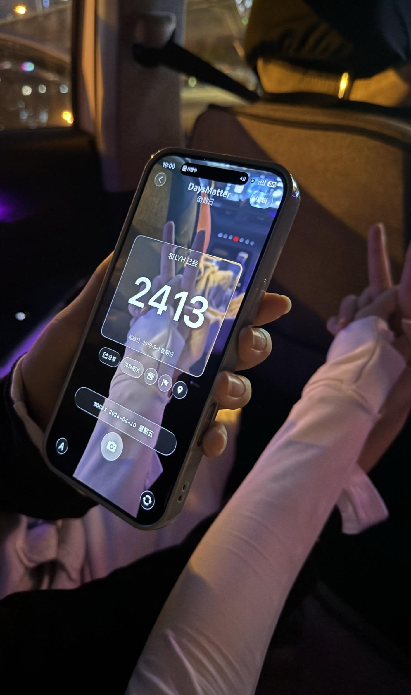 我不停感叹时间流逝的太快 但有一天发现我们已经走了好远的路