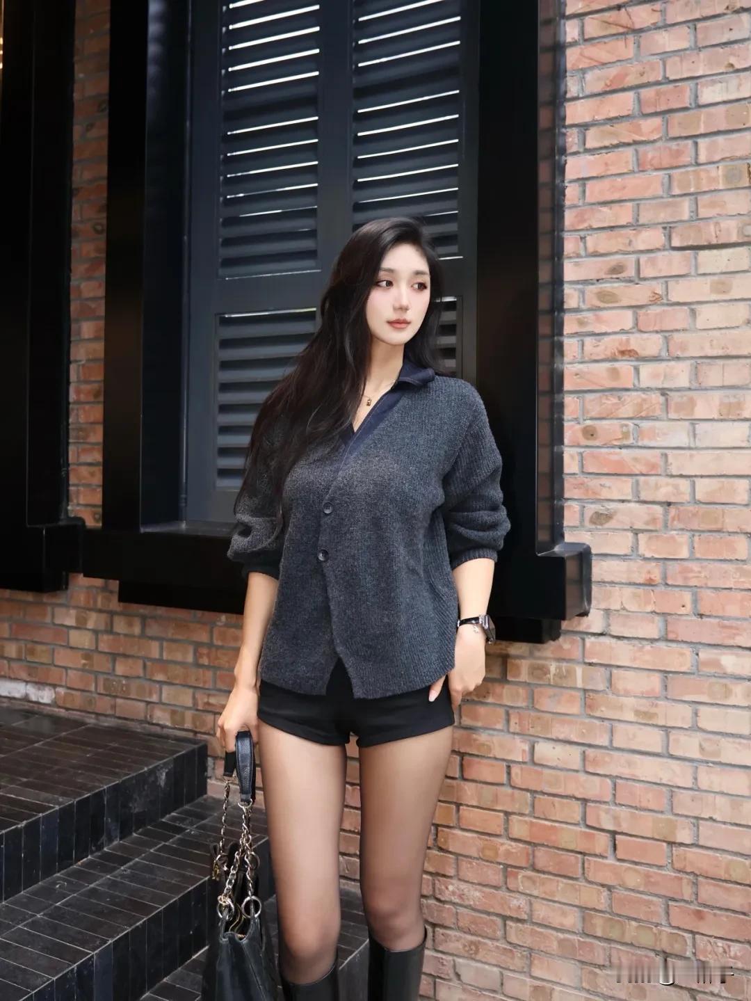 红砖墙前立，黑衣人影斜。