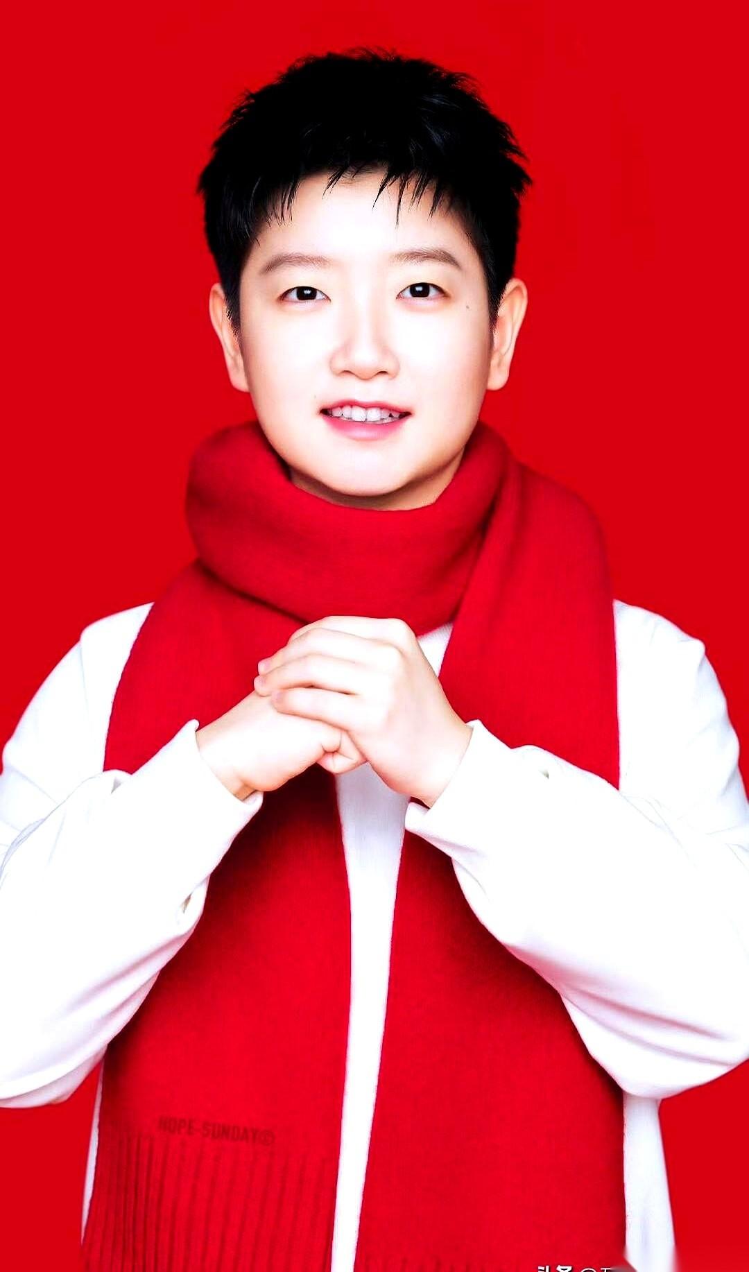 刚刷到孙颖莎和王楚钦那组新年写真，手指一下就定在了屏幕上。
就两张照片，红得那么