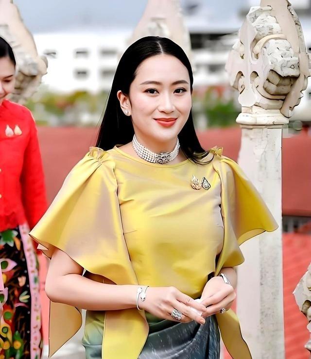 泰国这回选总理，有个候选人直接掀了桌子。他叫裕差南，他信的外甥。他拿着话筒，当着