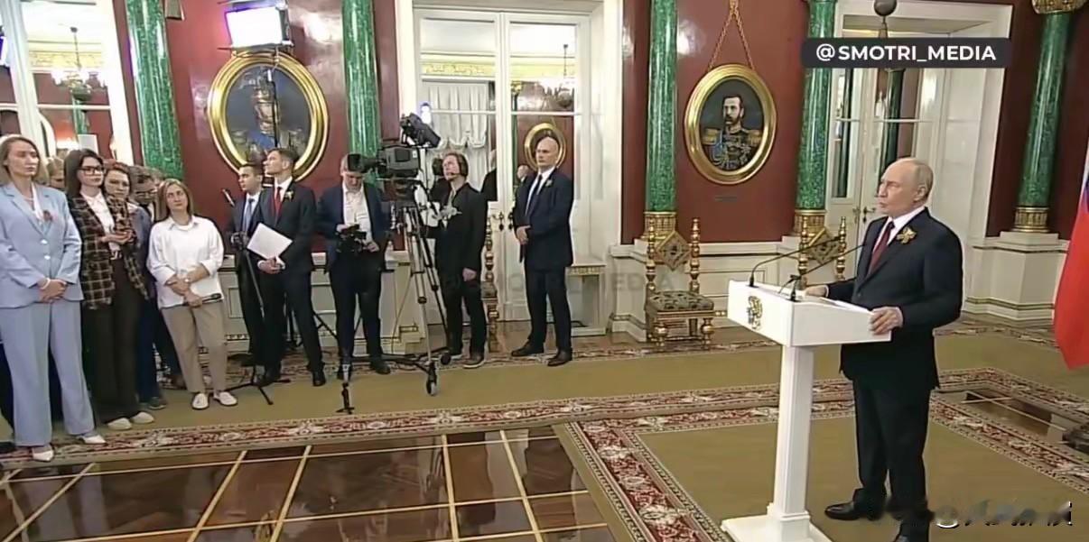 刚刚结束“胜利日”阅兵仪式的俄罗斯总统普京今天在克里姆林宫回答记者提问时表示：“