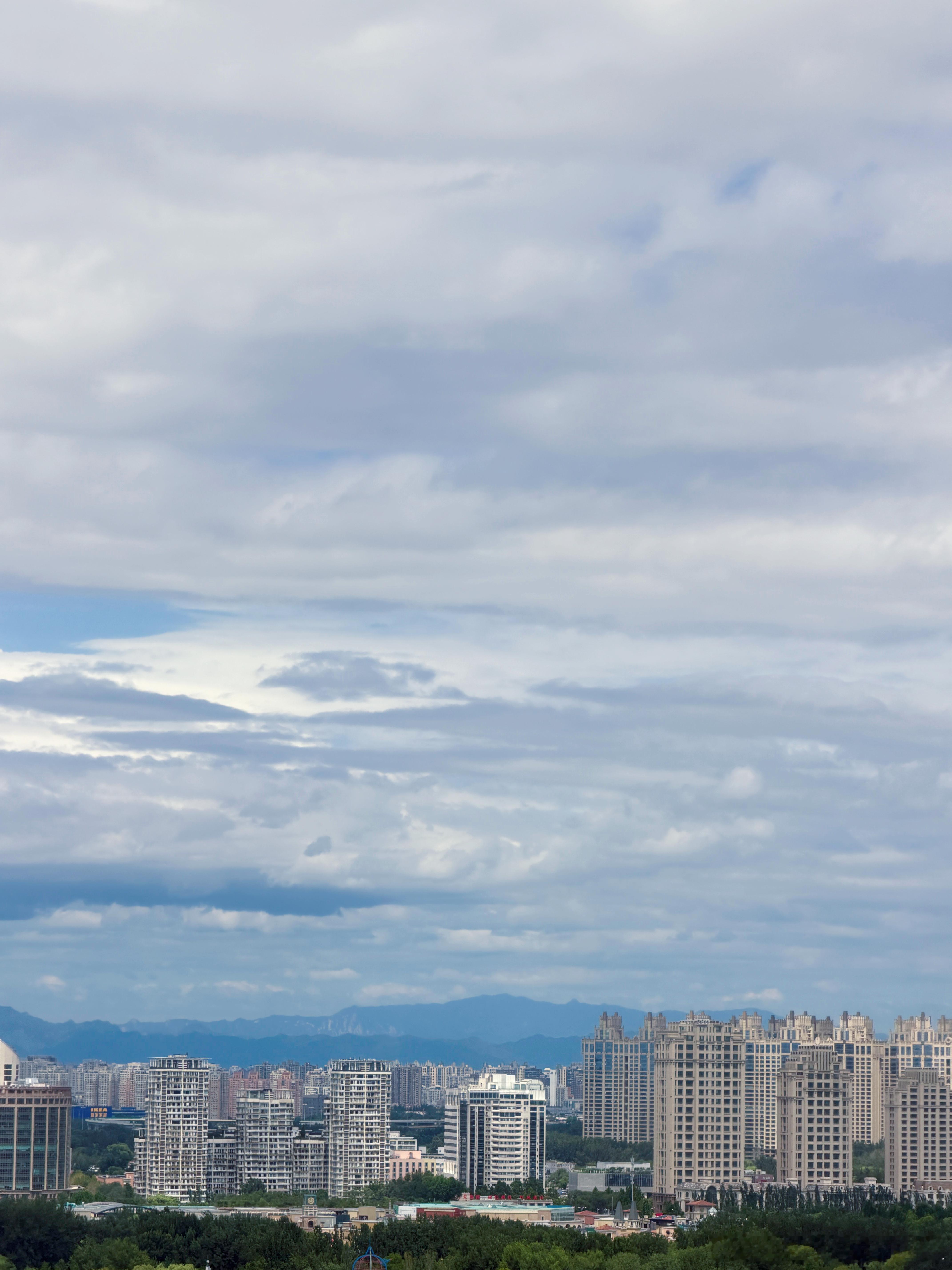 台风“白海豚”昨日没给北京城内带来太大的雨，今日的天空却阳光清澈，高楼野马，远山