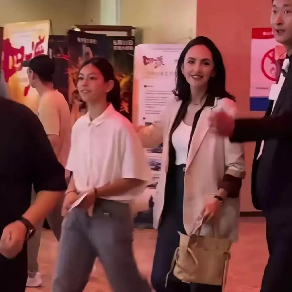 全家默默支持事业！安娜带女儿助阵刘烨新电影，霓娜颜值气质太亮眼
 
刘烨新片上映