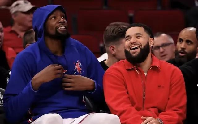 杜兰特:库里毁了全明星，对詹姆斯满是钦佩。

杜兰特参加了队友范弗利特的节目:说