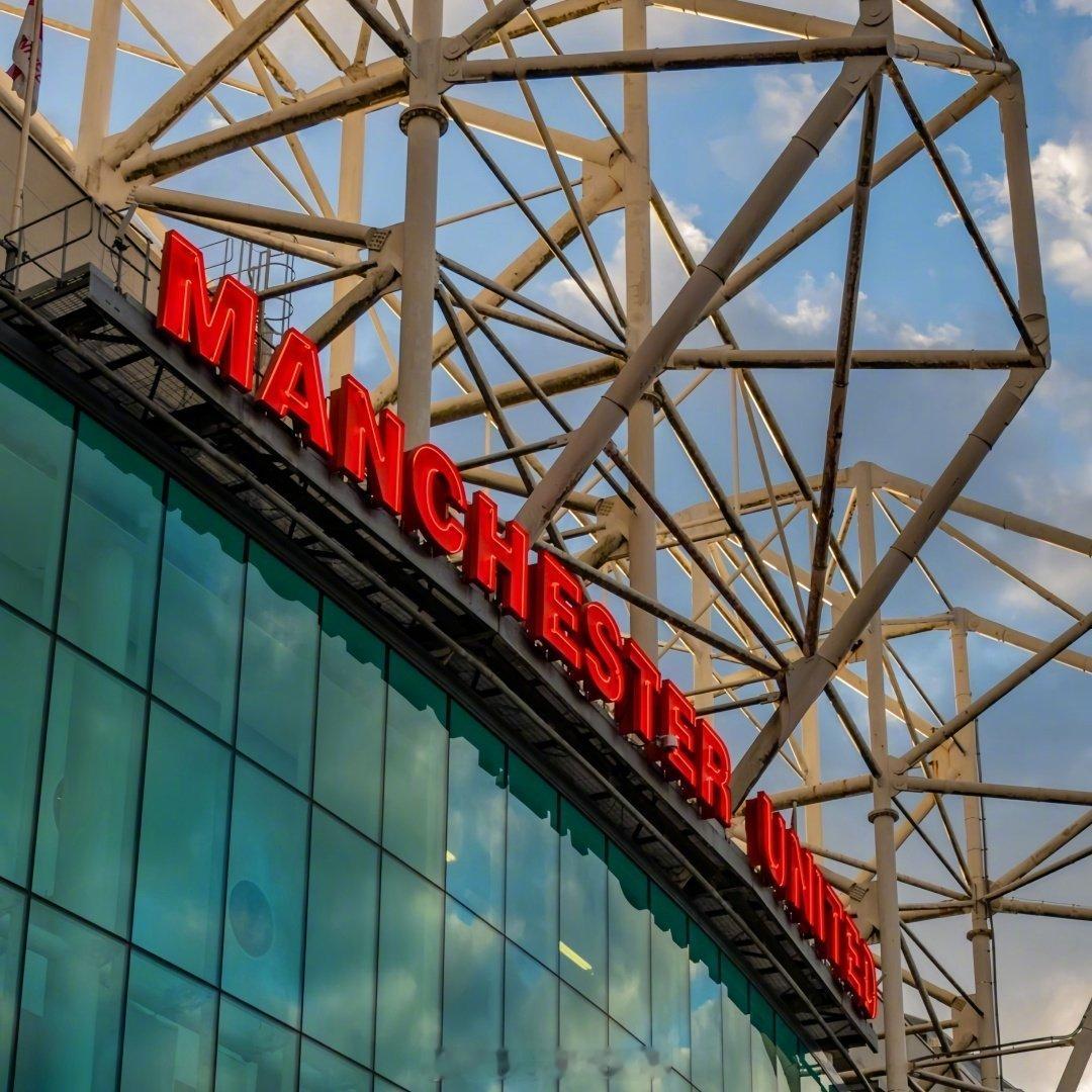 想近距离感受红魔的现场呐喊？最懂红魔球迷的福利来喽🎁～曼联携手官方商业航空伙伴