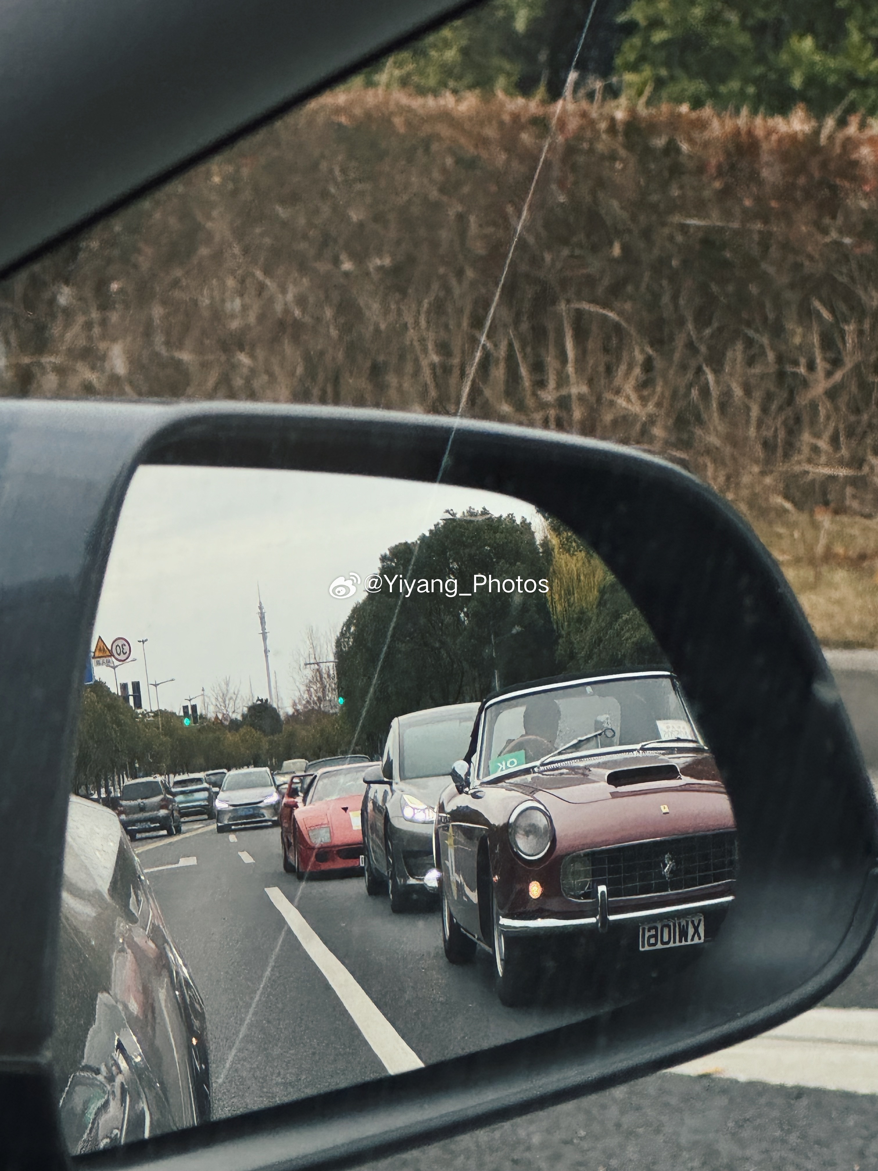 又到了最近遇到的一些车系列时间，误打误撞遇上驶在上海街头的F40 上海