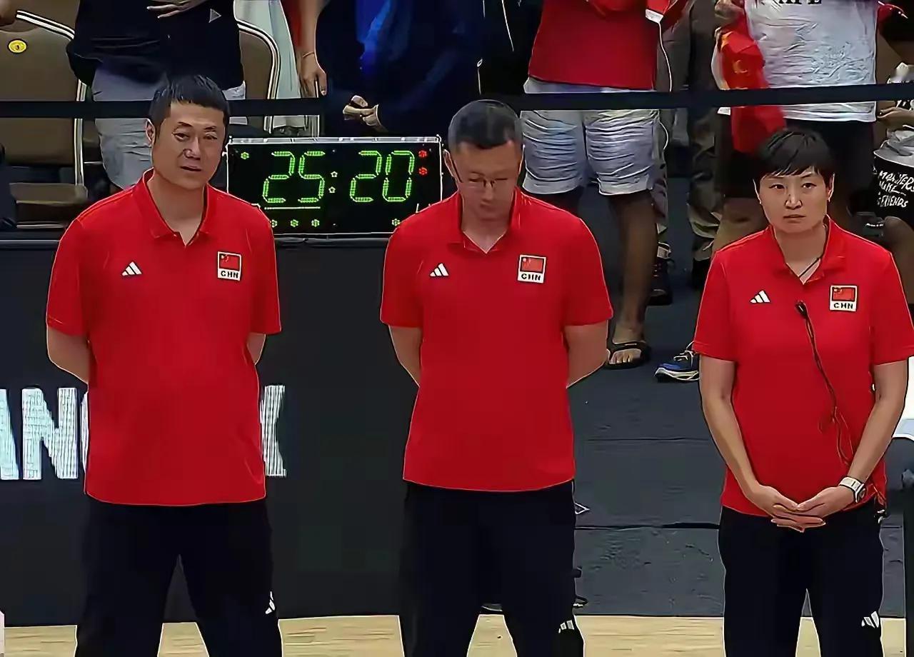 输给法国后谢场，有人说三位教练表情各不同，更多的是愧疚和不甘，只有赵勇一个人在笑