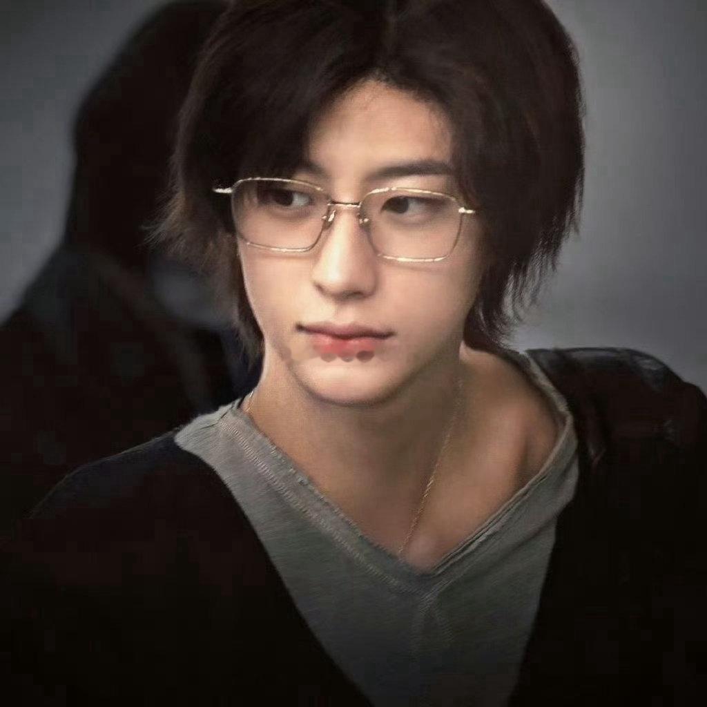 李灿荣anton 谁是六奢一？圣罗兰品牌大使李灿荣当之无愧。六代唯一红血顶奢，拿