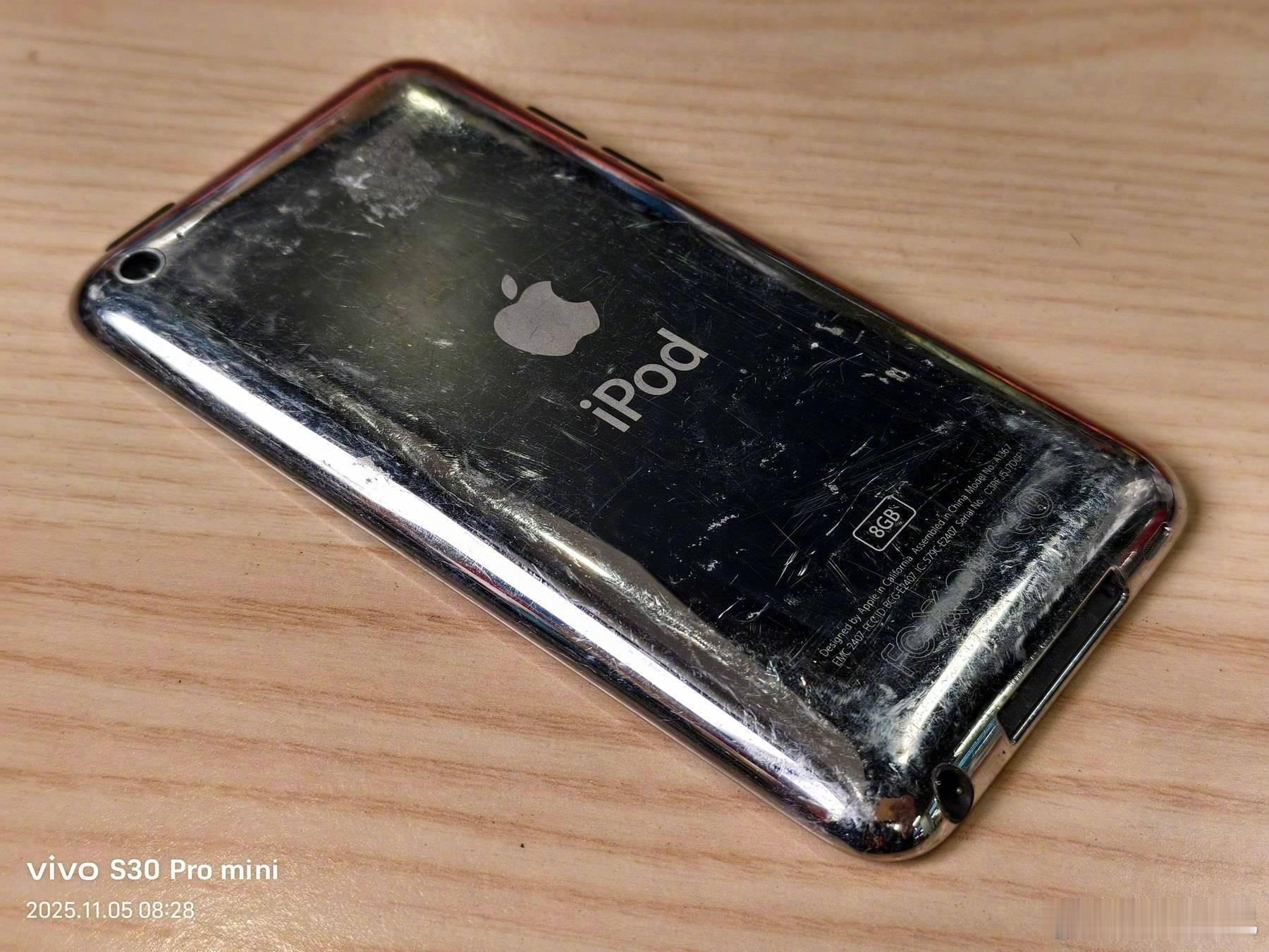 怀旧小抽屉  iPod touch 4 极其怀念的一款 当年唯一有能力买的苹果 