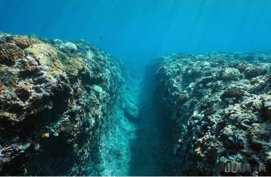 深达11034米的全球最深处马里亚纳海沟，每年都以30亿吨的速度疯狂吸收海水，经