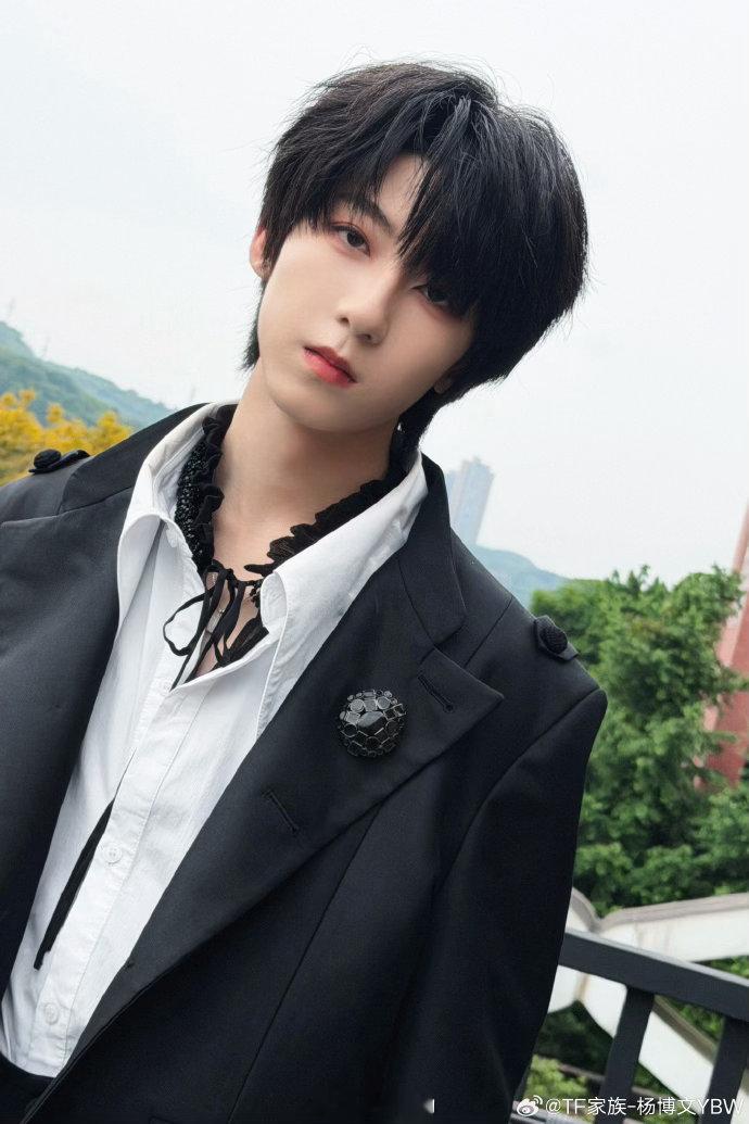 杨博文全新公式照C位 仅凭这组C位公式照就能确认杨博文天选C位身份，褪去少年稚气