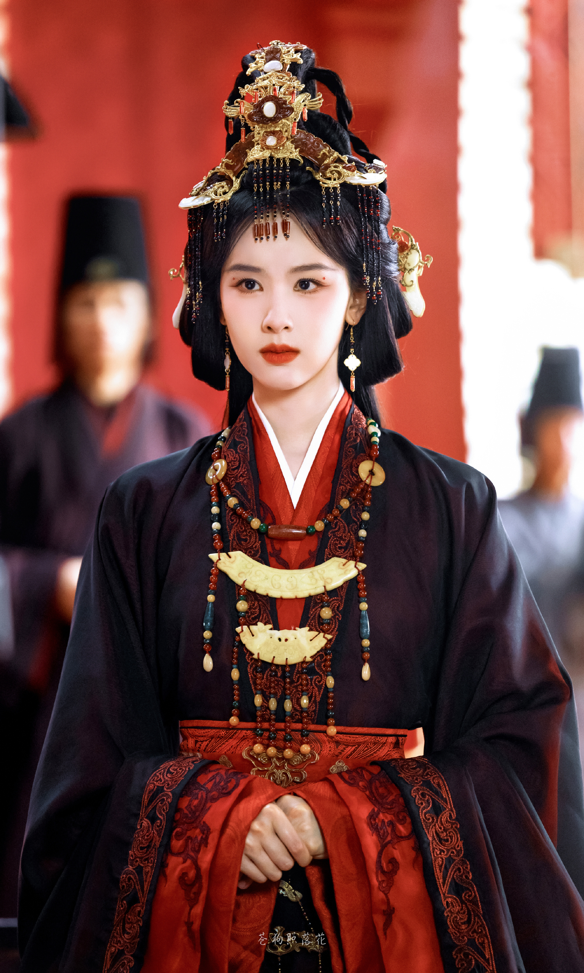 白鹿陈都灵粉丝 包场对打关注那么多干什么   有事没事多看看我们女王楚朝  看翘