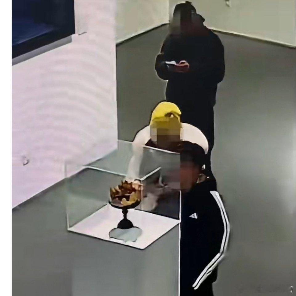 4斤黄金凤冠展出时被毁谁来赔首先，孩子不该动手去碰，家长看到孩子去呵气擦玻璃罩子