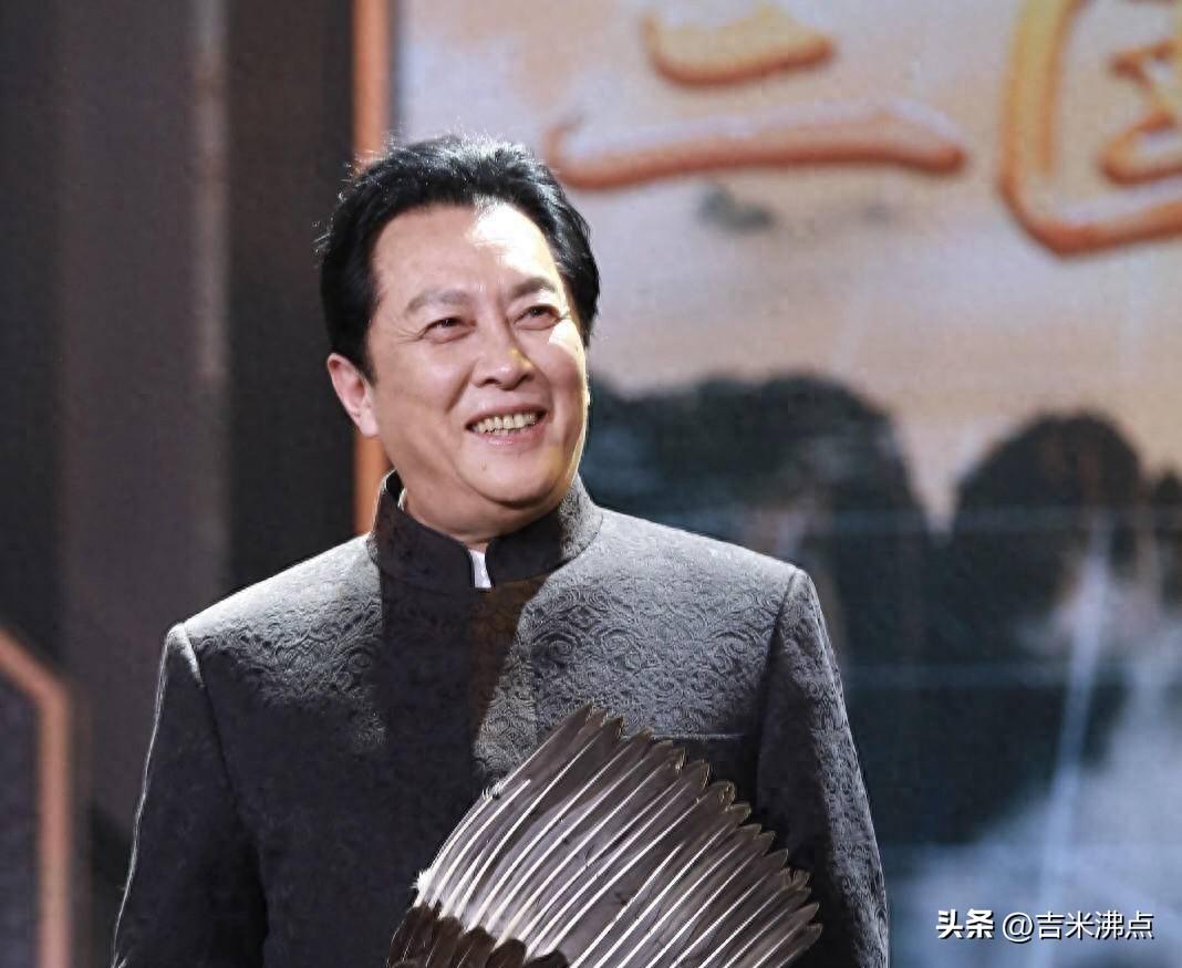 73岁仍拼命赚钱，两个儿子患病，他半生积蓄够花吗？
前两天刷手机，看到唐国强又上