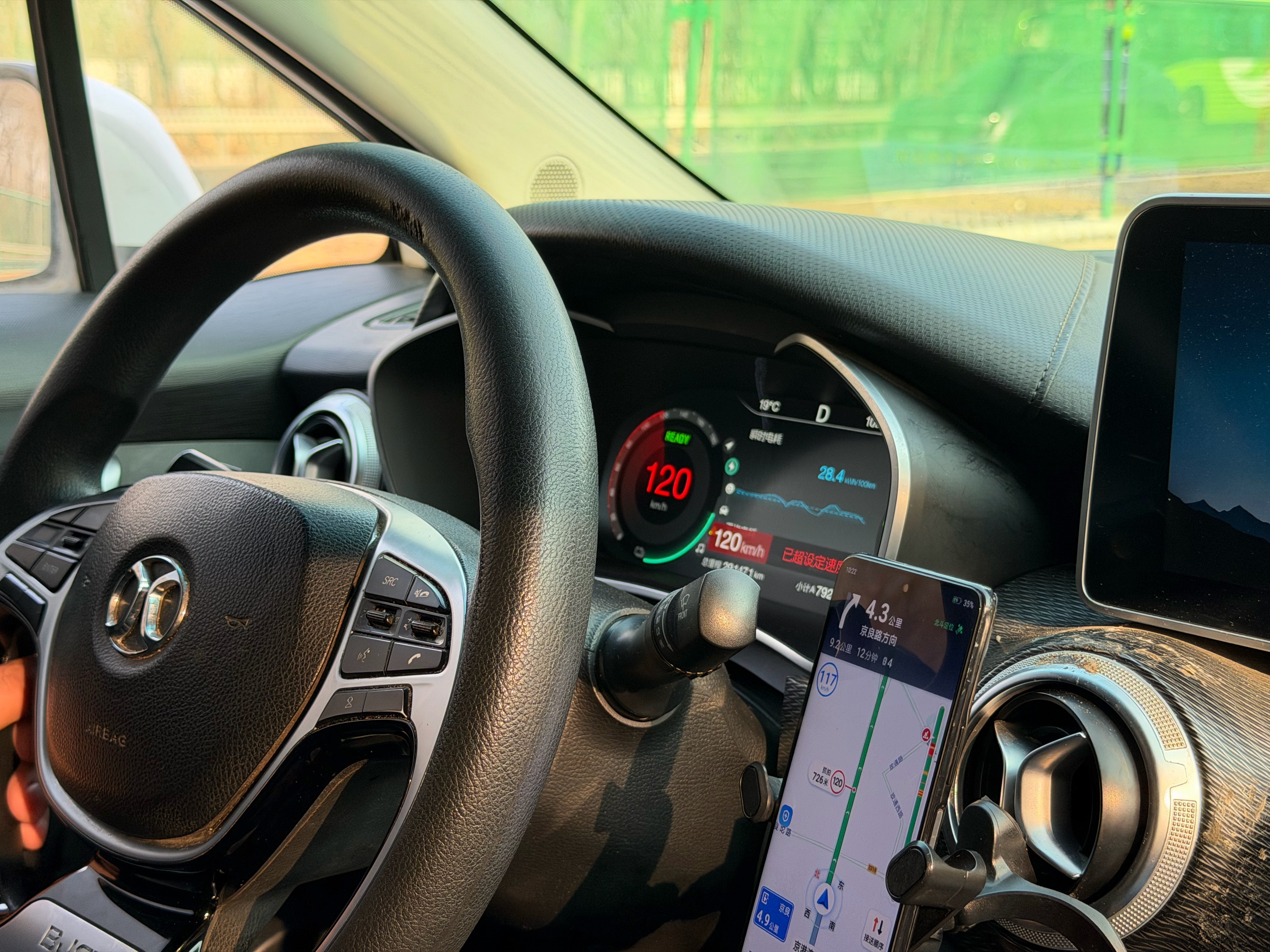 今天坐了一个网约车，时间就是金钱的观念执行很彻底，前面没车是真开呀，高速顶着12