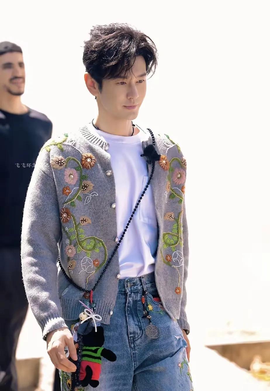 黄晓明这外套穿的有没有姨味？黄晓明这是穿的谁的衣服啊？杨颖的？离婚了几乎没可能。