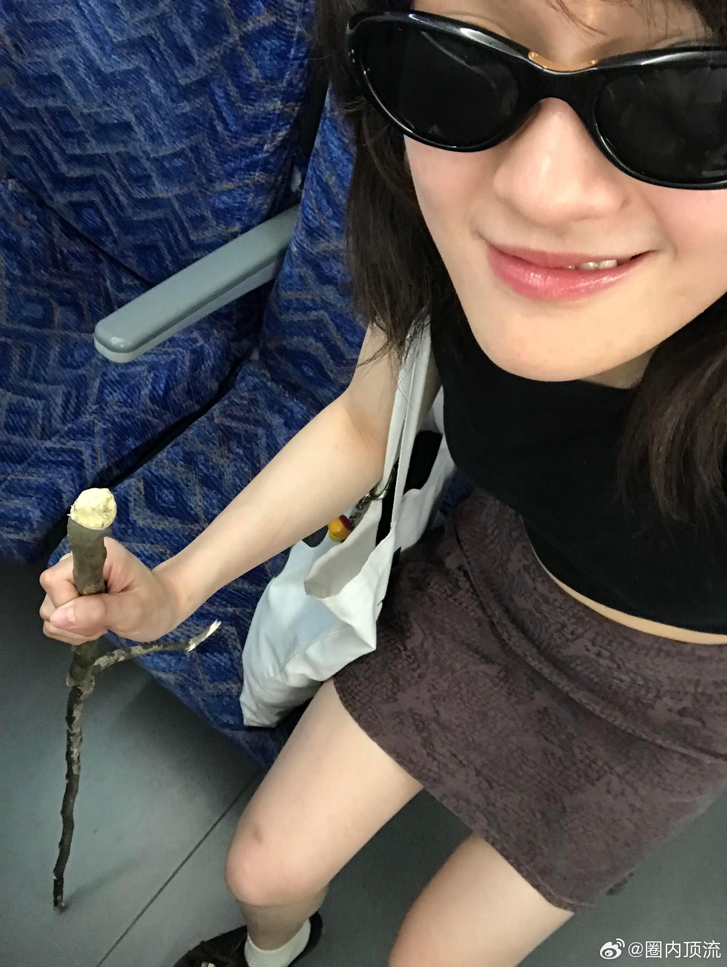 文淇听到自己被说有疏离感反应听到被评价有疏离感，文淇当场一脸惊讶，还疑惑反问自己