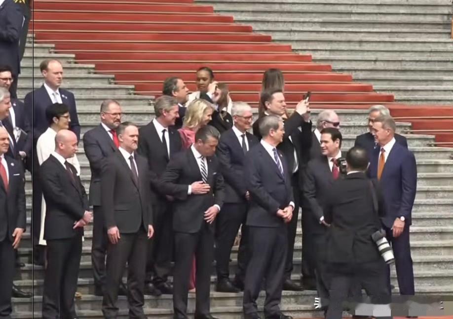 光綵排就足够惊艳了！
就是硬帅！
马斯克举起了手机不停地拍拍拍！