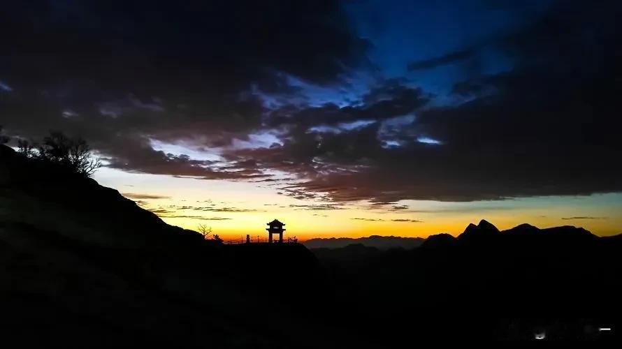 摸黑攀登华山东峰，有幸目睹如此景致，真不愧是国内首屈一指的观日胜地之一。
 
千