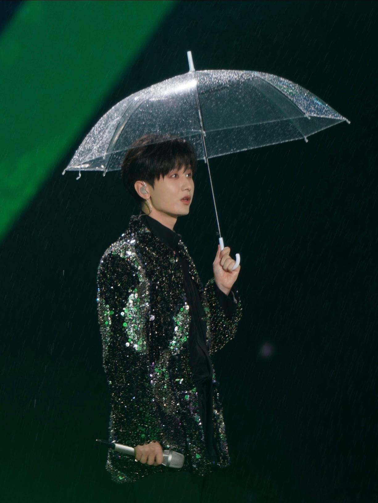 成毅扔伞和粉丝一起淋雨成毅你的浪漫震耳欲聋 