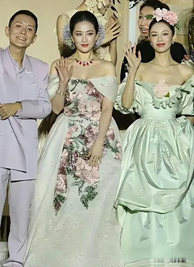钟楚曦现在咖位是真上去了！

之前看大合照就惊了，一般女明星躲刘亦菲都来不及，怕