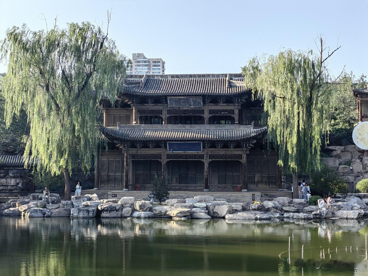 不要受网上别有企图人的想法左右，不能出现乱了人伦的想法。我们鼓励弘扬亲情感情正能