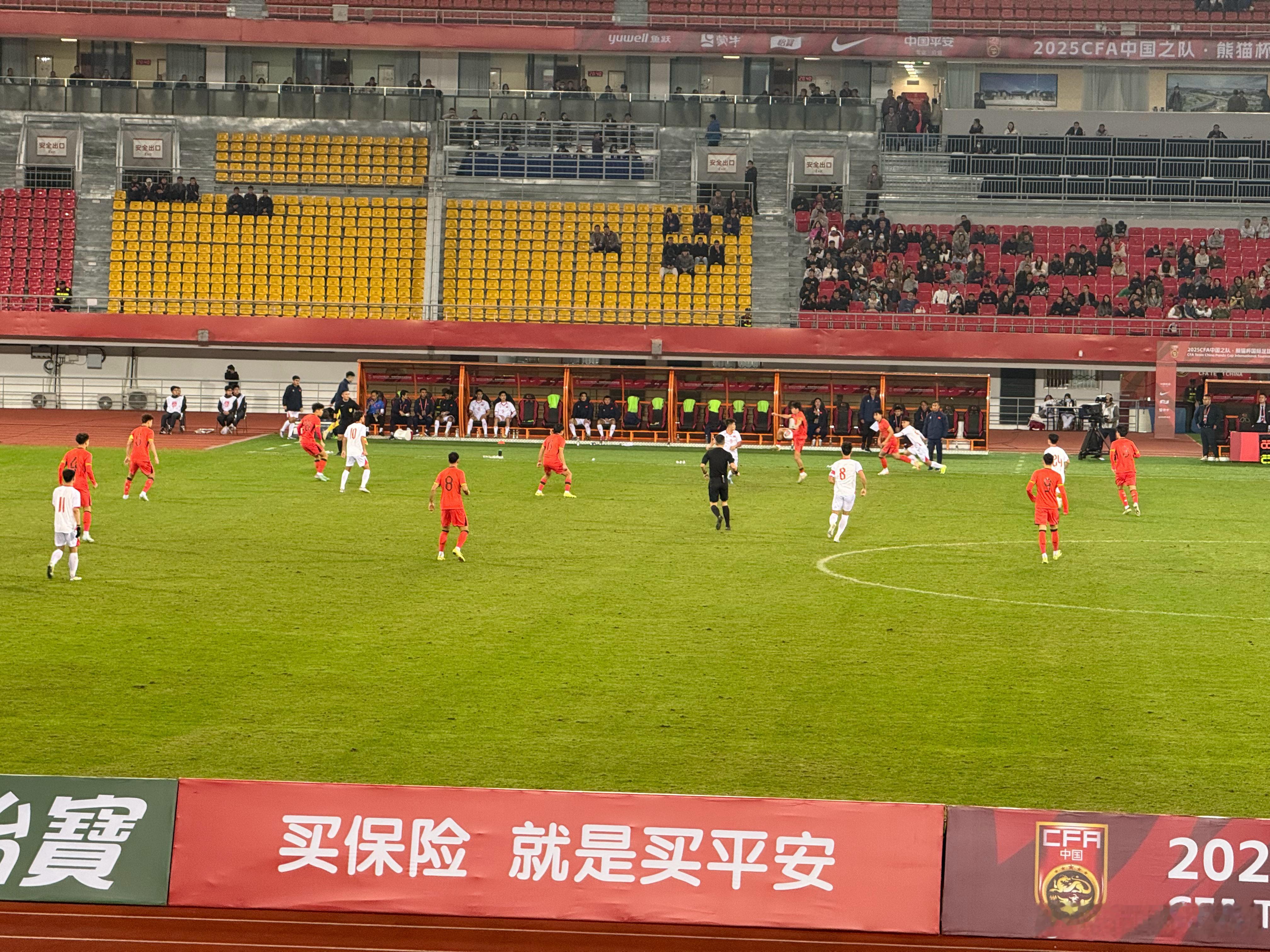 有一说一，双流体育中心这草皮可以的，中乙蓉城B队主场的比赛，川超成都队的主场，下