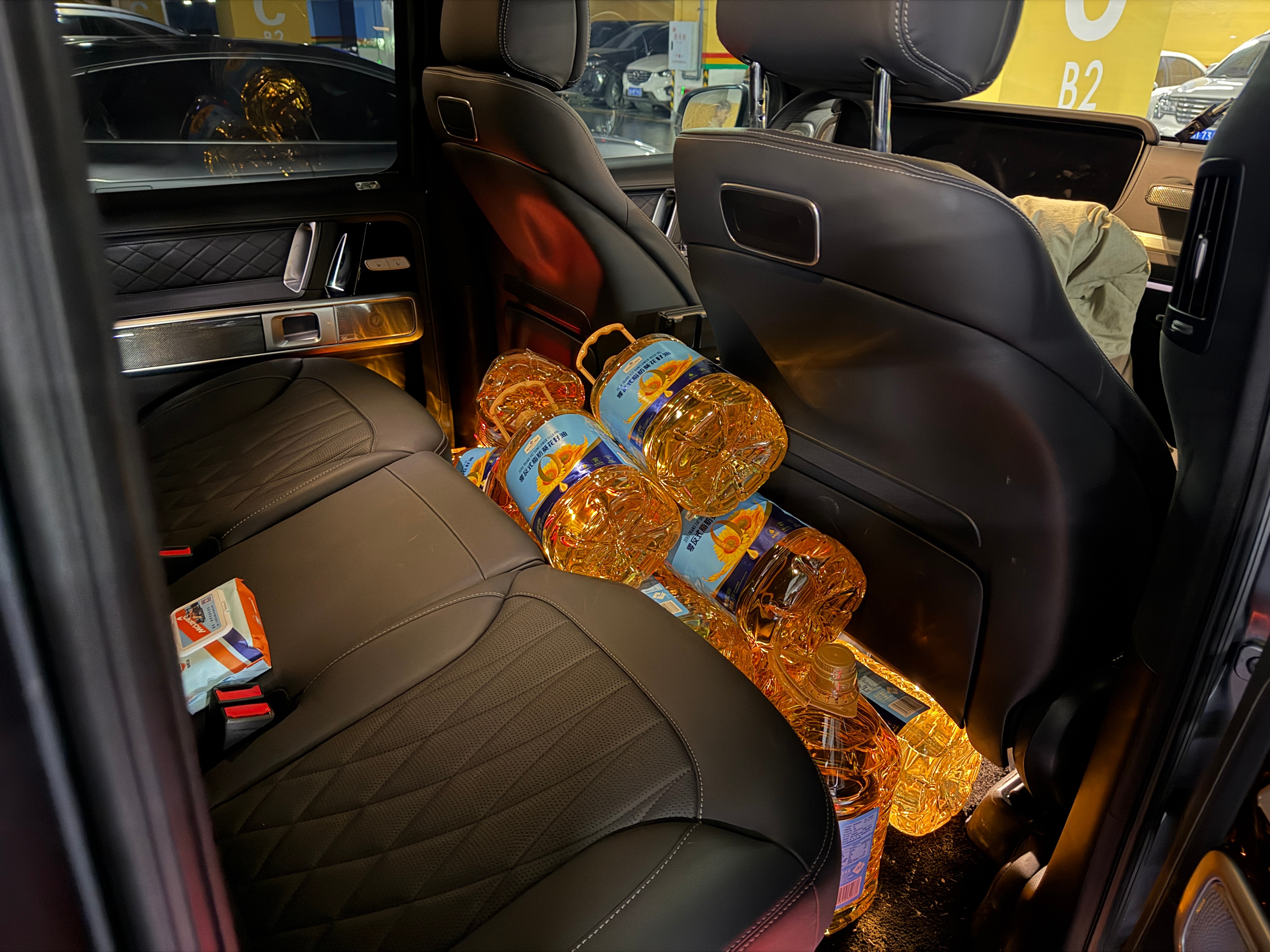 给五保户老人采购的15份年货、（油、米、奶）一共花了3000元、本来是16份的、