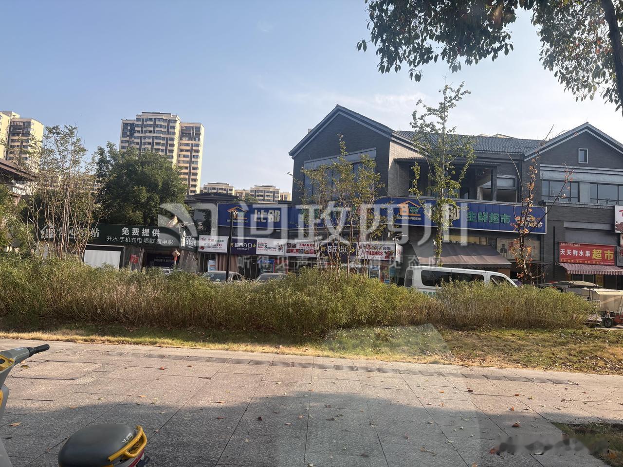 网友反映某超市私自搭建，乱改消防，占道经营？
   近日，有网友在问政平台发帖称