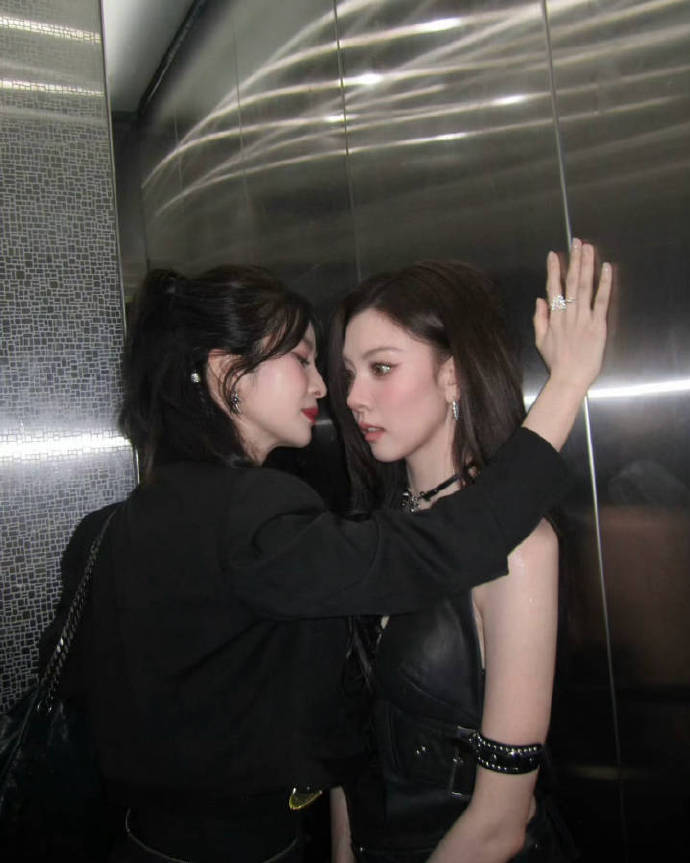 李晟宋妍霏 有人踩了箱还是劈了叉 这“夺笋”表述太有意思，李晟宋妍霏贴贴画面好看