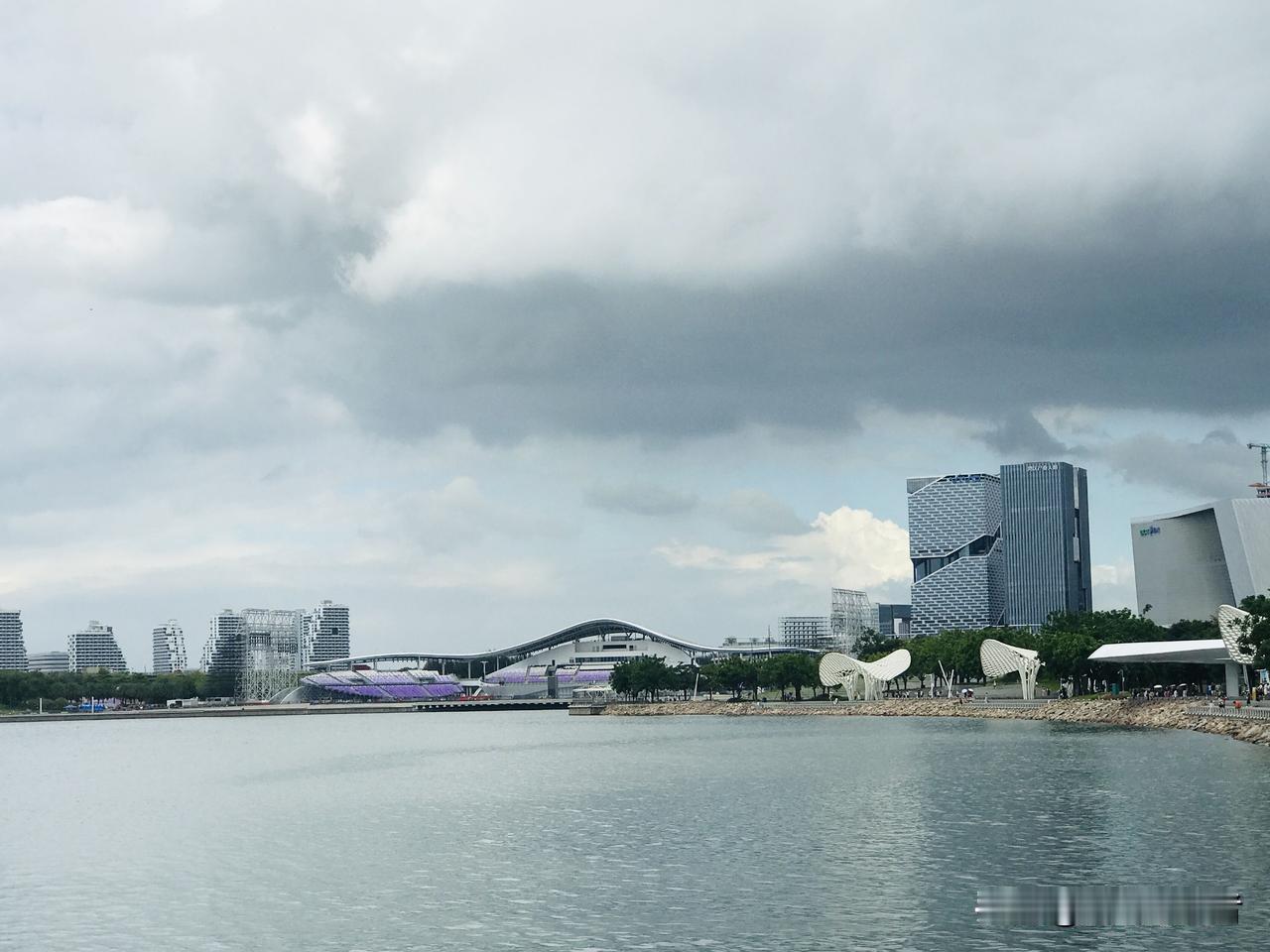 上海有蔚蓝色的大海么？天空也行。印象中上海城市离海遥远，一条黄埔江与珠江颜色差不