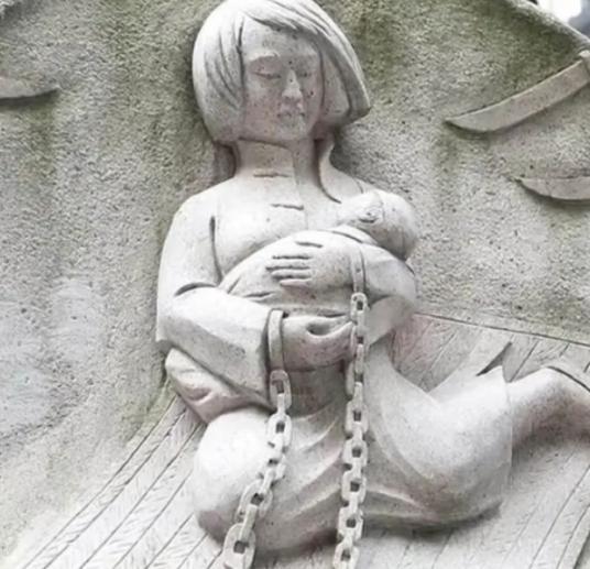 1928年，王月贞被带上刑场。行刑前，官兵问：“死之前，你还有什么愿望吗？她把头