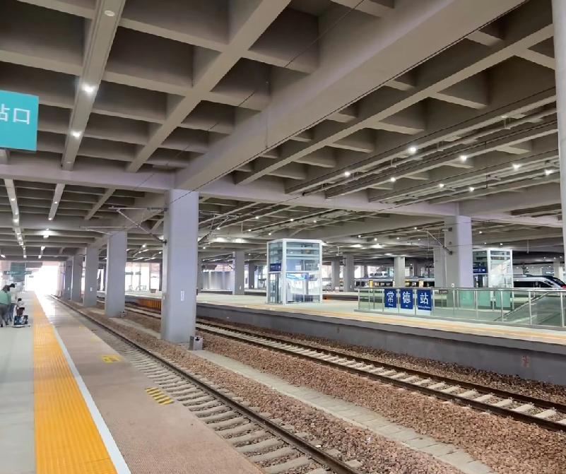 常德站修得这么大，站台也多，咋就没几趟能直接开到外省的高铁动车呢？这事儿想不通，