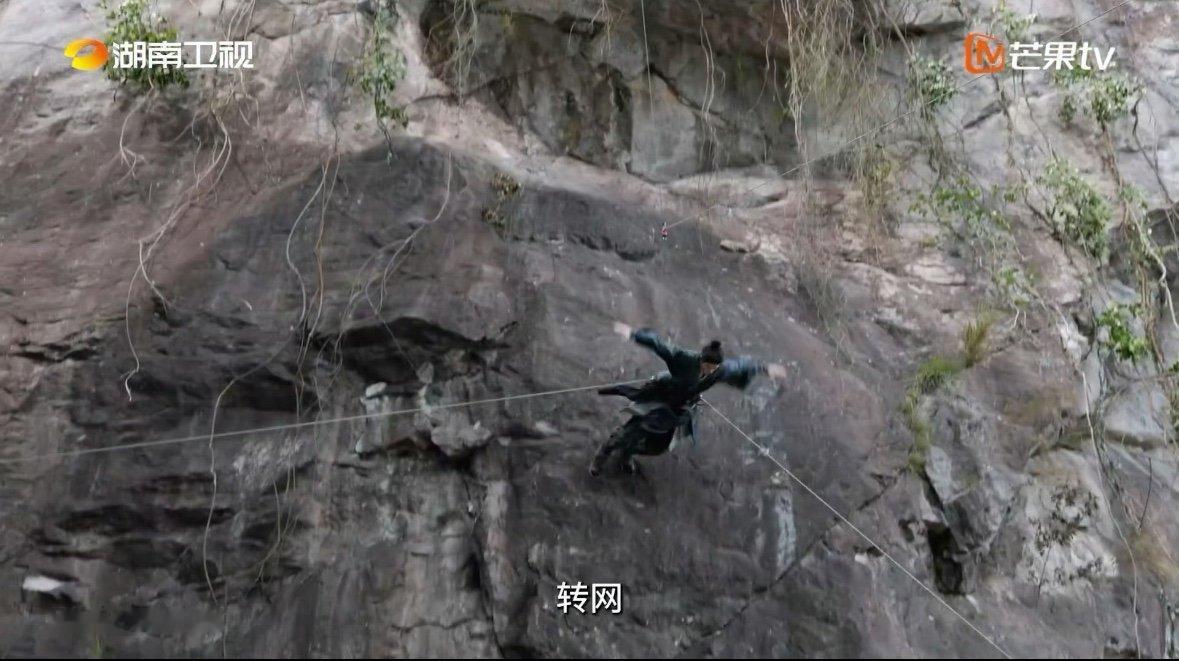 王鹤棣超高悬崖动作戏王鹤棣宋潜机超高悬崖动作戏哇靠太酷了！要注意安全啊孩子！ ​