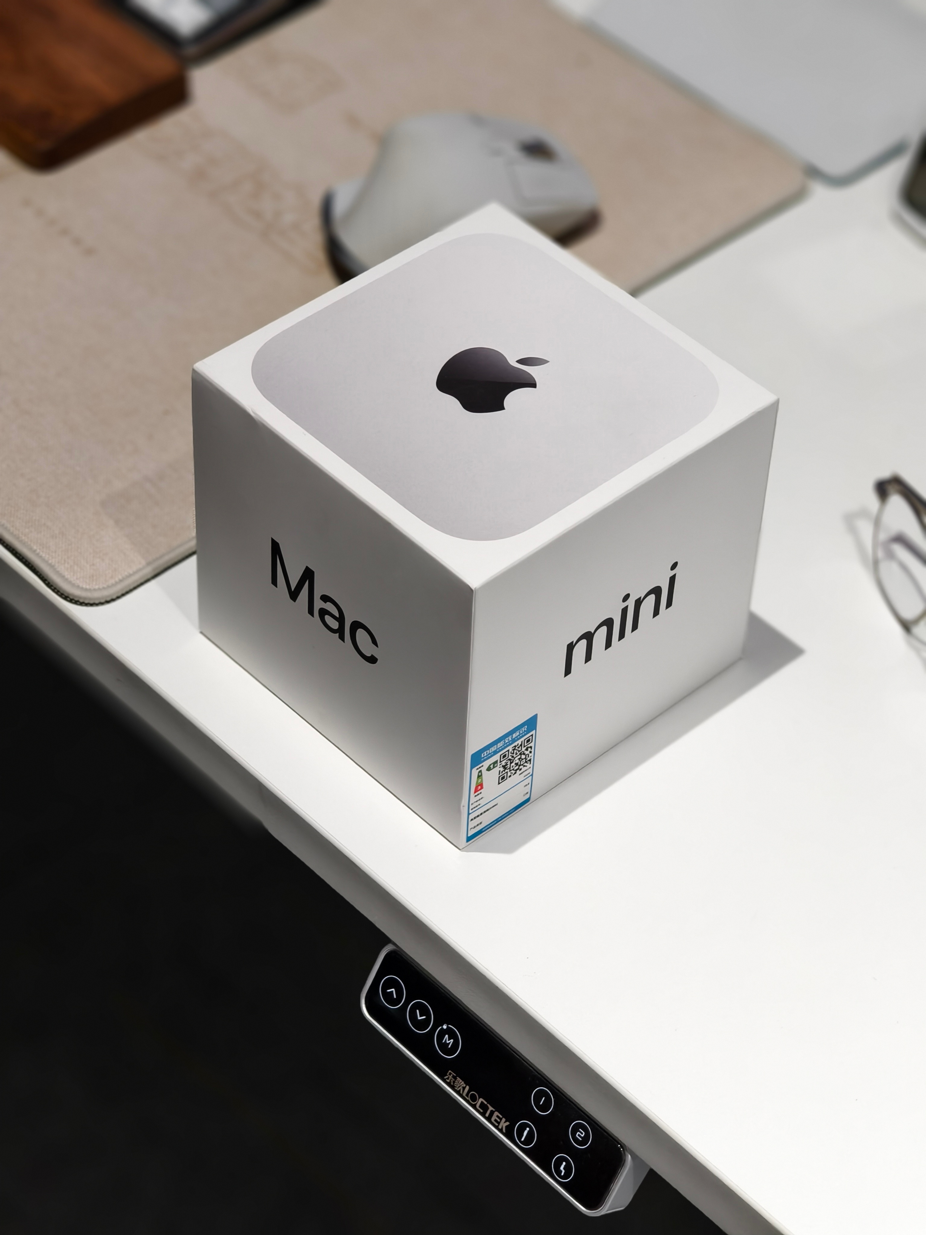 忽然想起来在架子上吸灰半年的 Mac mini，换机换机，体验不到宝马 M4 还