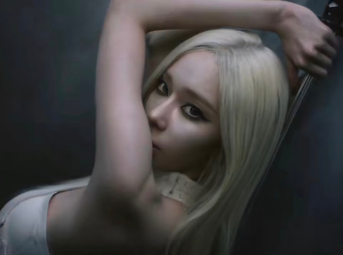 白金发色旼炡…完全就是机械姬啊