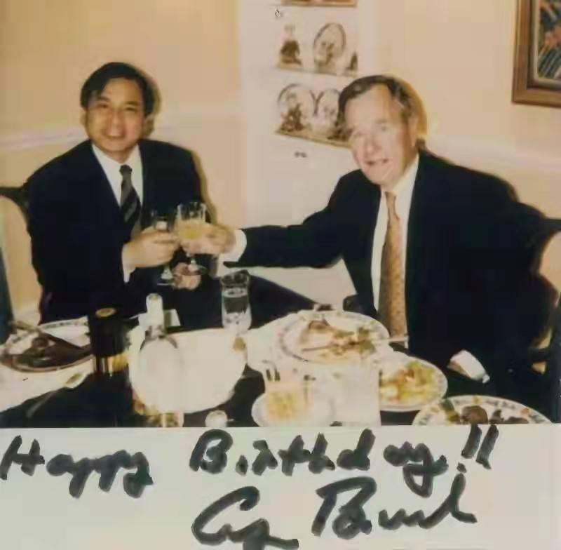 美国人不讲人情世故？

其实也是分人吧。

富商李晓华说自己曾被前总统老布什邀请