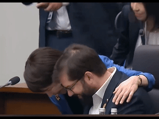 看看，
高市早苗的“搂抱外交”和“滑行外交”！
日本网友:不要脸？快下台吧？