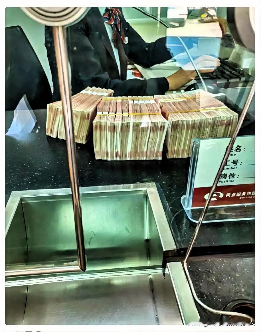 25万，
      存了3年到期了，
今天去转存，被银行告知
利率降了，给了我