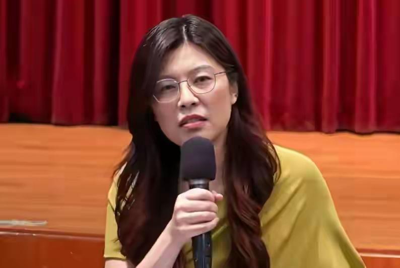 因为郑丽文当选国民党主席，并表态承认“九二共识”，表示可以到北京面谈后，民进党可