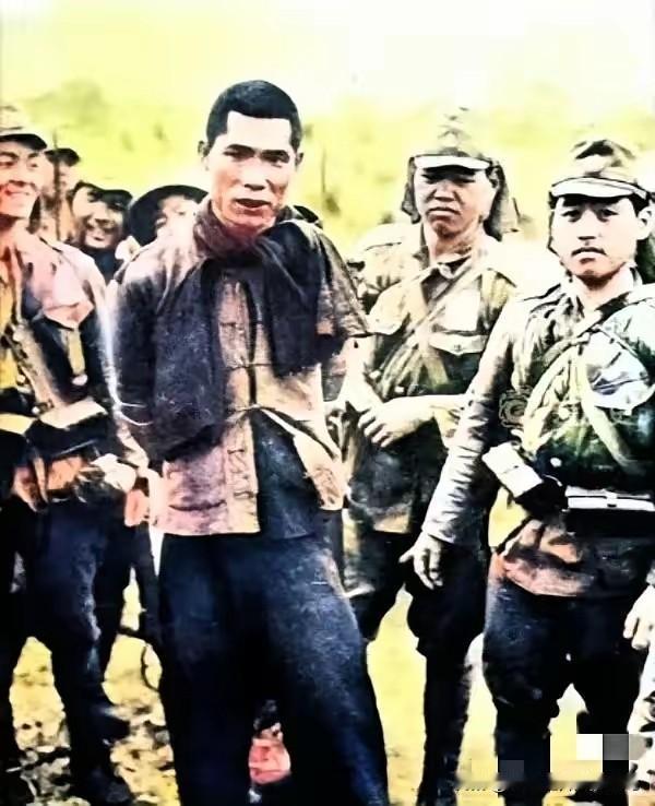 我们的游击队员被日寇俘虏，看看我们英雄的表情和日军的表情形成了鲜明的对比，我们的