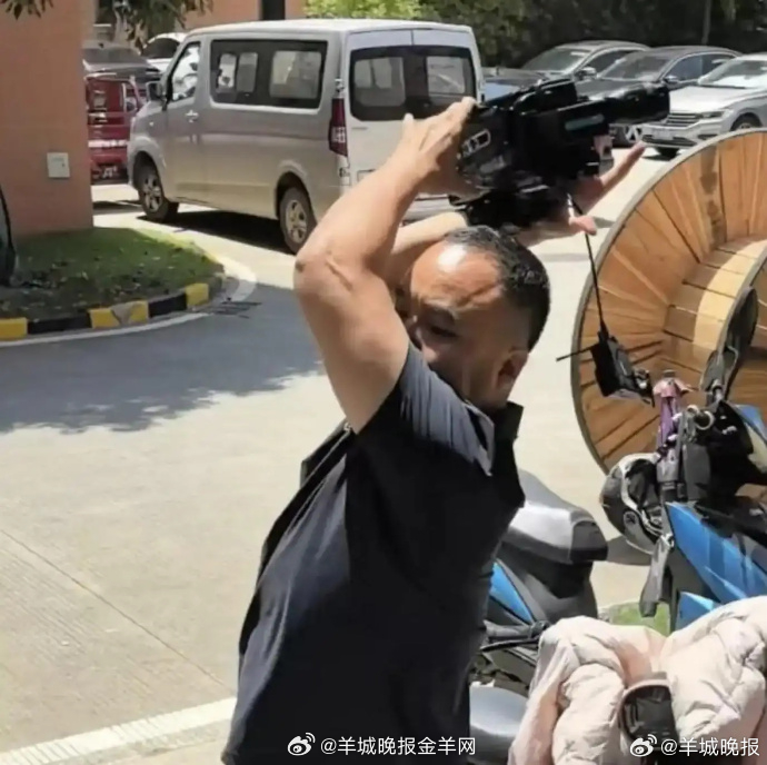#记者采访湖南一线缆公司遭砸相机##砸记者相机涉事公司因无证生产被罚# 7月15