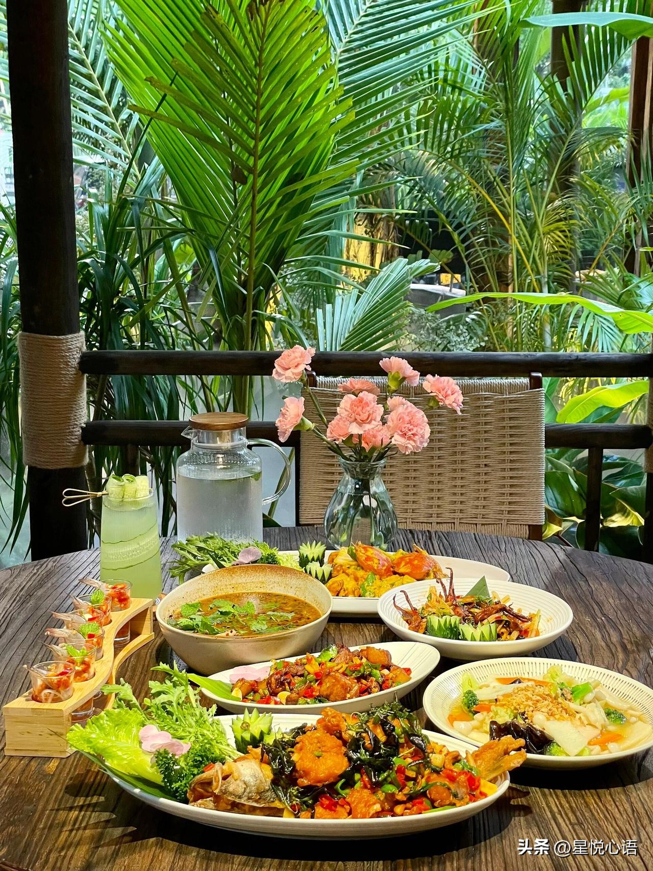 来西双版纳旅行，真的是美景和美食双丰收！遇到最美泰式餐厅！

上午在植物园逛到腿