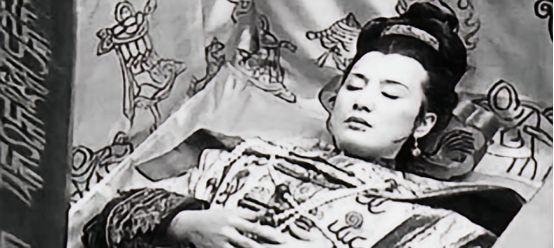 1972年，考古学家在内蒙古发现一座清朝古墓，他们将墓穴里的棺材打开后，所有人都