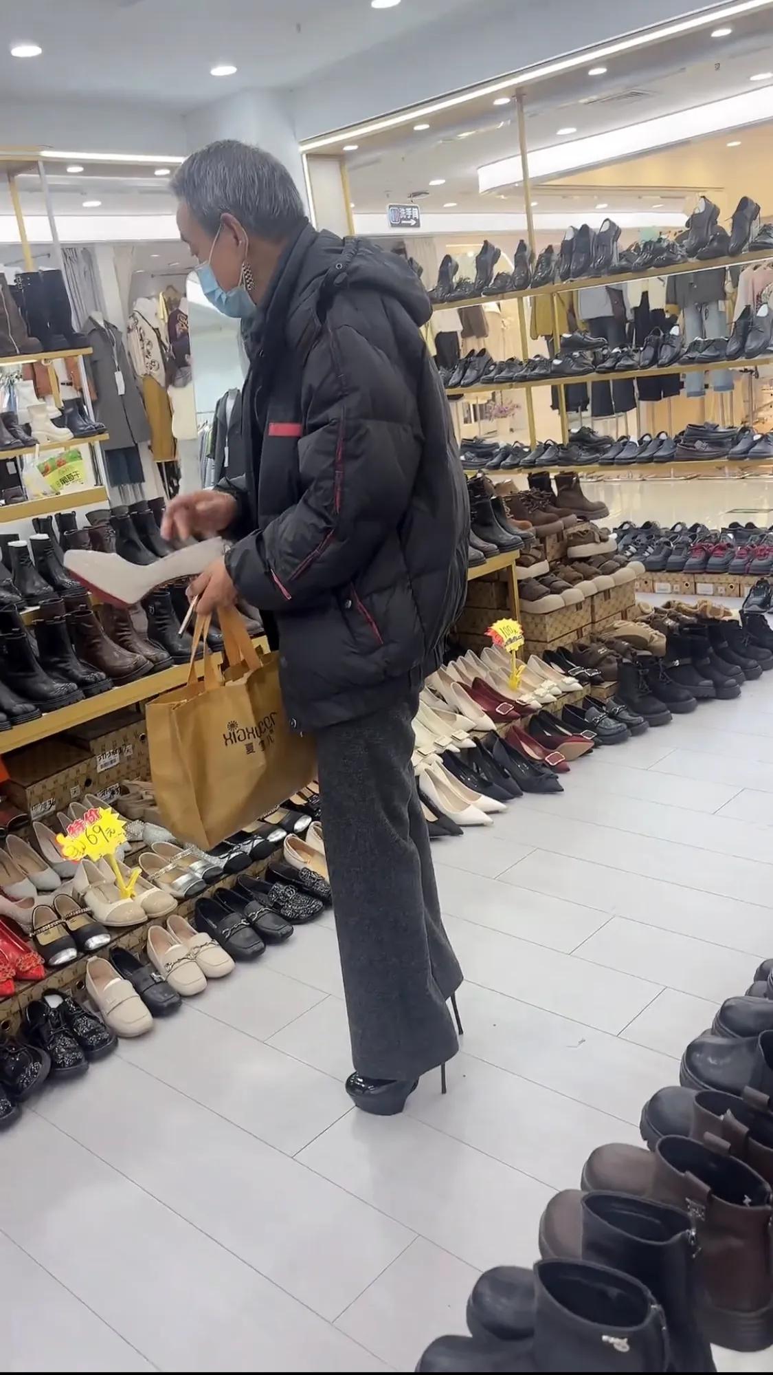 大爷又来买高跟鞋了

我从来没穿过这么高的高跟鞋，你看看这大爷，今天又来买鞋了。