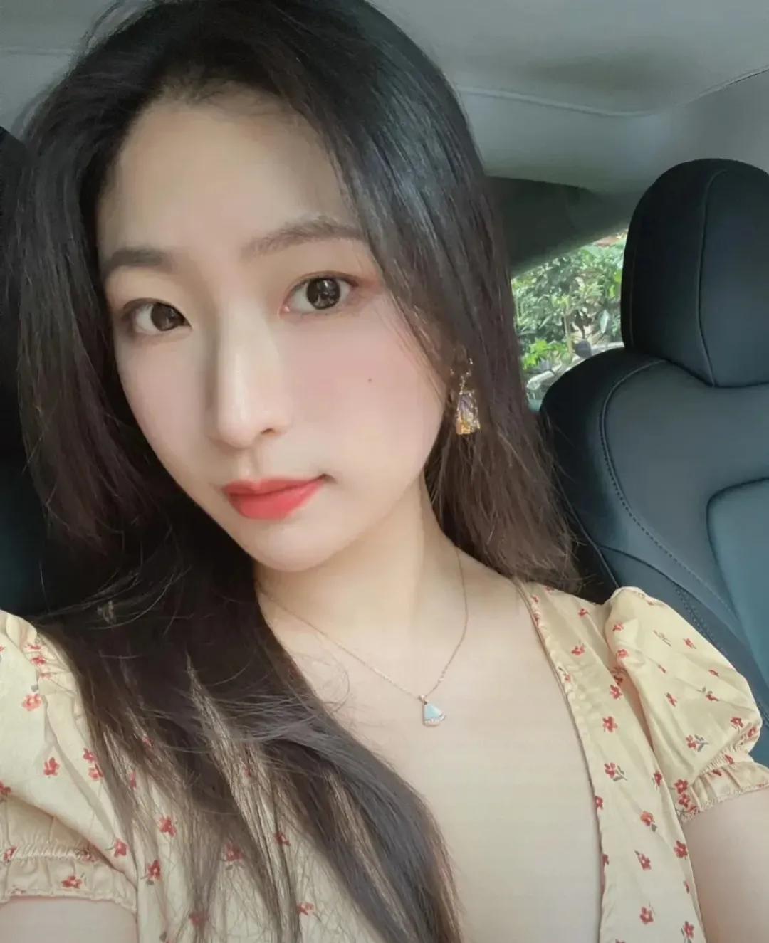 李阳和林雨偶然相识。他们都有着相似的孤独，渴望一个能倾听内心的知己。每月一次的相