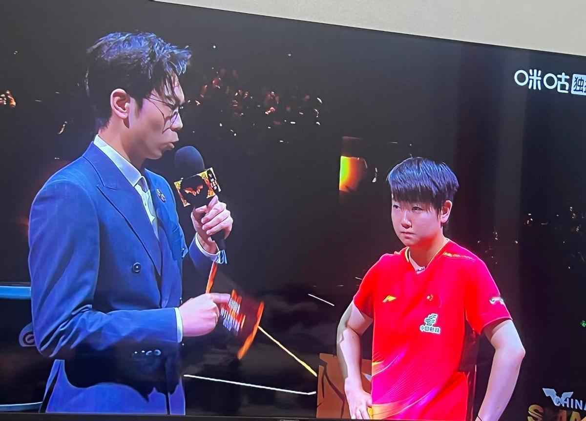 孙颖莎4:2赢了陈幸同，没喊没跳，就叉腰站着，像刚打完一场仗的兵。
第三局被逆转